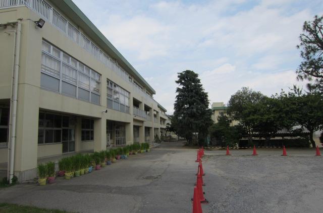 Primary school. Ushiku Municipal Ushiku until elementary school 573m