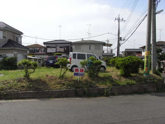 Local photos, including front road. Local land photo