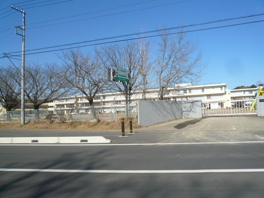 Primary school. Ushiku Municipal Mukodai to elementary school 1163m