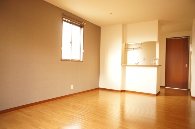 Living and room. Stylish counter kitchen