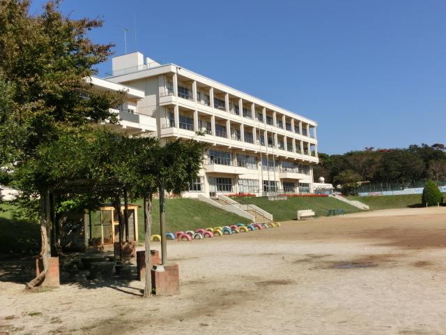 Primary school. Ushiku 457m to stand Kamiya elementary school