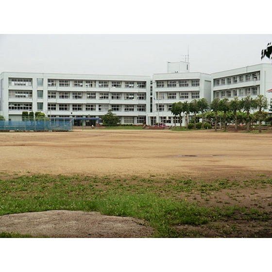 Junior high school. 1000m to Ushiku stand Gekon junior high school (junior high school)