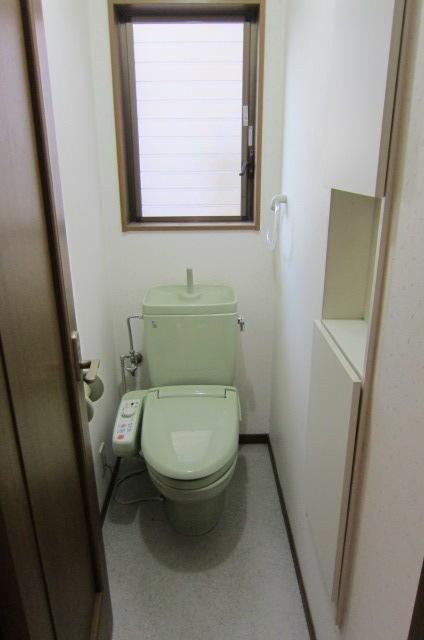 Toilet. Indoor (11 May 2013) Shooting