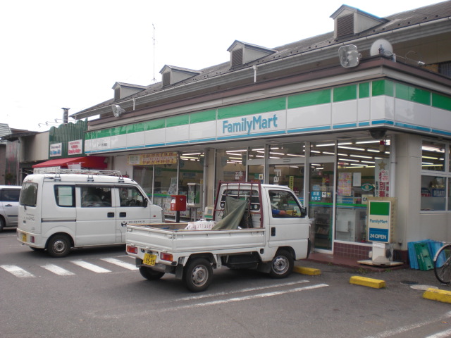 Convenience store. 50m to Family Mart (convenience store)