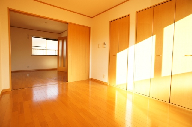 Living and room. Spacious 2 Kaiyoshitsu