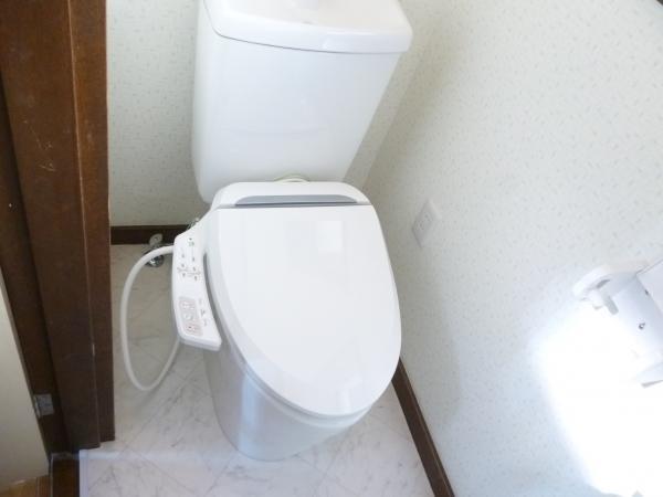 Toilet. Toilet bowl ・ Toilet seat together we had made new. It is with warm water wash.