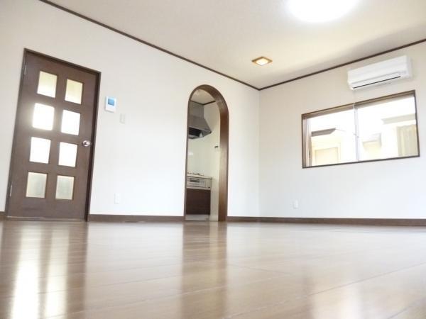 Living. It will be living another angle. The entrance to the kitchen is a stylish atmosphere in the vaulted. We put a single air conditioning.