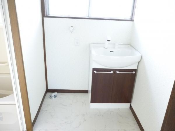 Wash basin, toilet. Exchange did shower washbasin of peace of mind, even a busy morning.