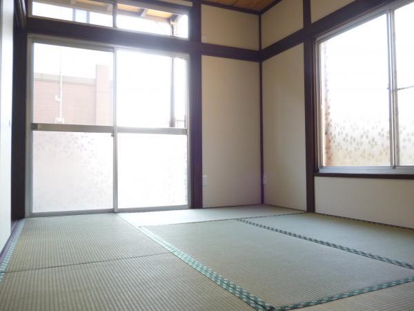 Non-living room. Japanese-style room has a tatami mat replacement. Please enjoy the aroma of the rush of new tatami.