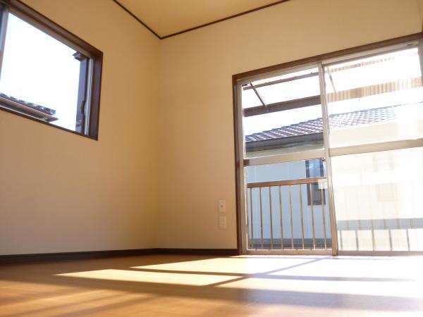 Non-living room. Second floor of the Western-style was instead stuck to the floor cushion floor. It goes out to the balcony from Western-style. Your laundry you can also hang out a lot.