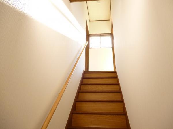 Other introspection. It is a photograph of the stairs. It is a light may be bright from the sunny second floor.