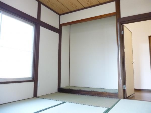 Non-living room. It was taken from the first floor of a Japanese-style room window side. Alcove of a Japanese-style room.