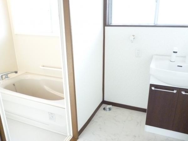 Wash basin, toilet. It is a photograph of the bathroom from the wash room. The floor of the wash room is always clean and clean and easy in the difficult cushion floor stain of water.