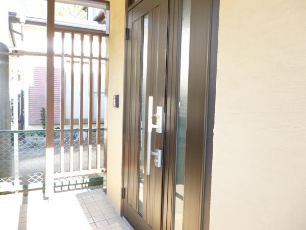 Entrance. Outer wall around the entrance was finished bright Joripatto finish. Please by all means take a look at the local.