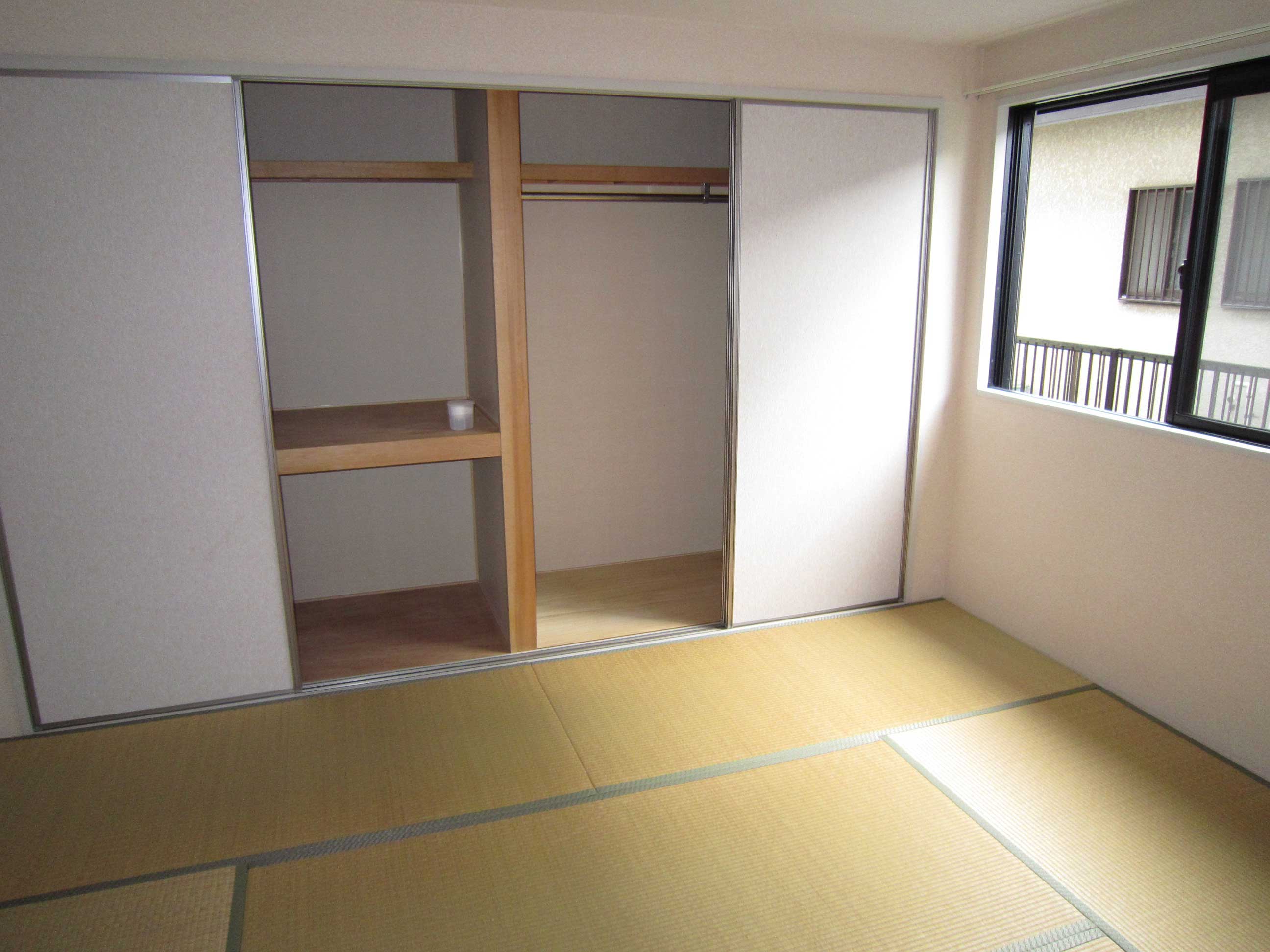 Living and room. Storage lot, Bright Japanese-style room