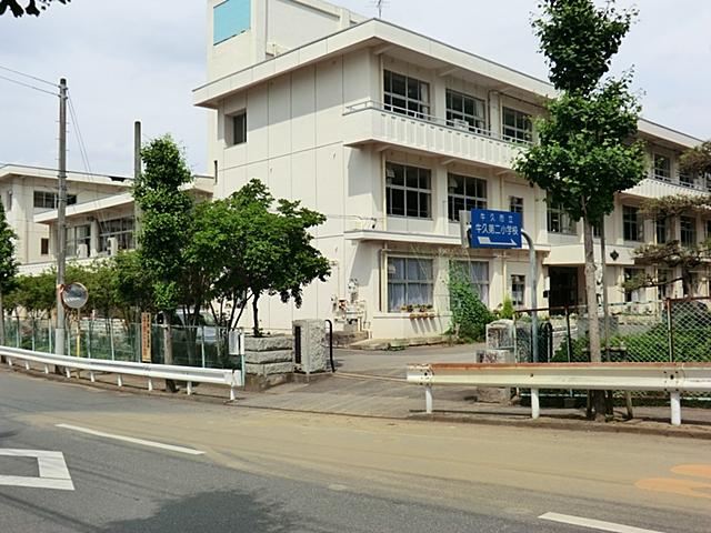 Primary school. Ushiku stand Ushiku 540m until the second elementary school