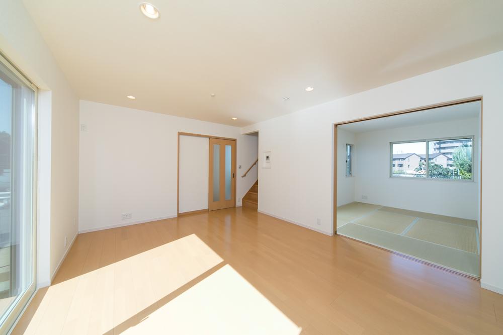 Living.  [8-8 compartment model house sale] For the corner lot, There is a bright light enters in Japanese-style room. 