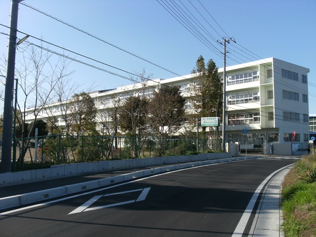 Junior high school. Ushiku stand Ushiku third junior high school (junior high school) up to 952m