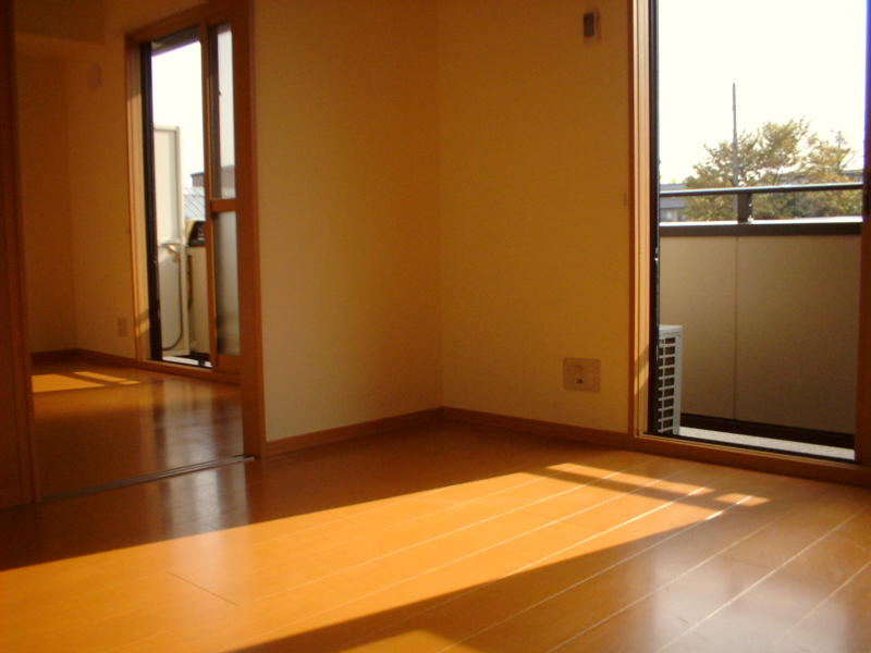 Living and room.  ※ Indoor flooring