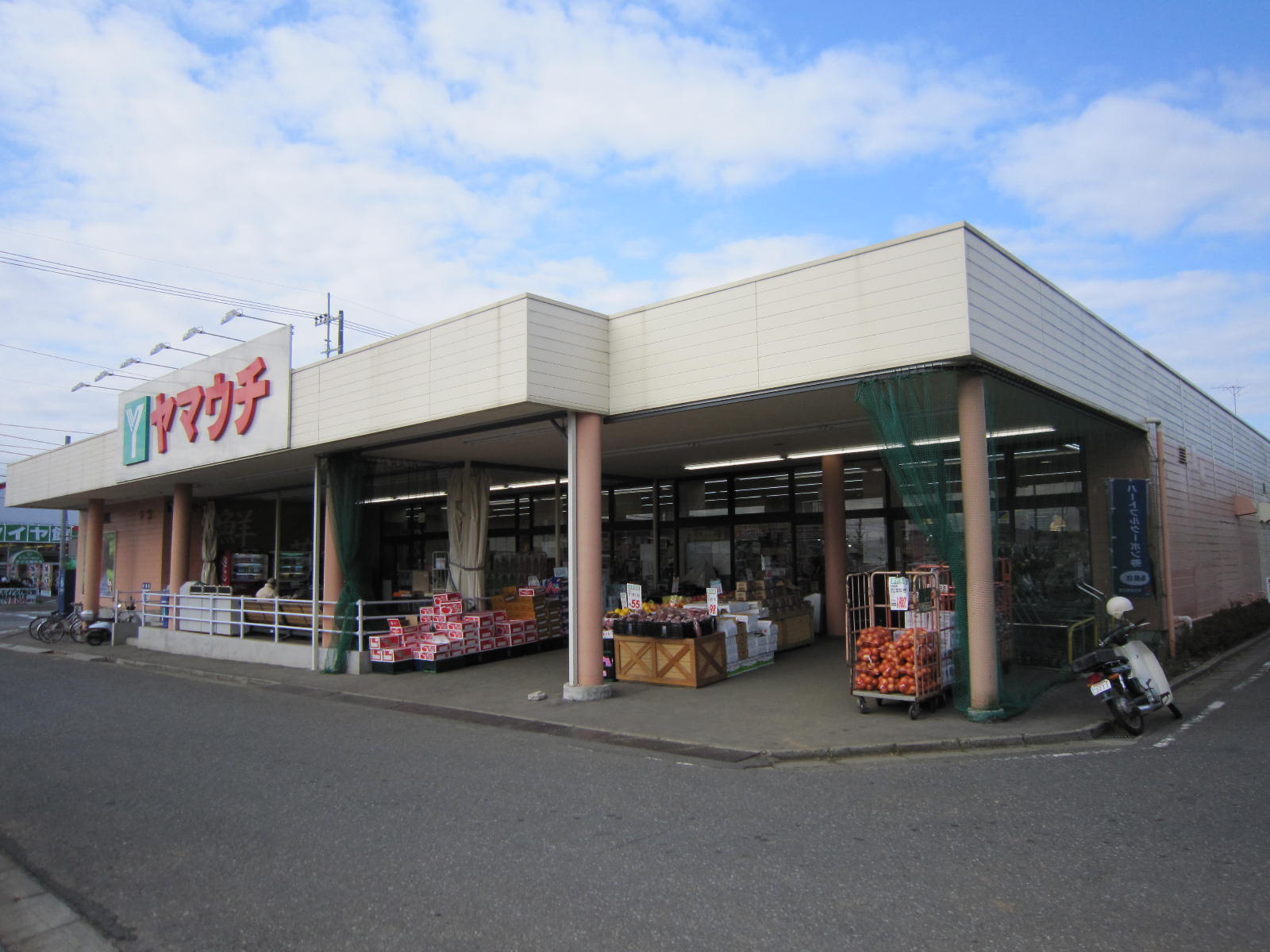 Supermarket. Yamauchi Ushiku store up to (super) 937m