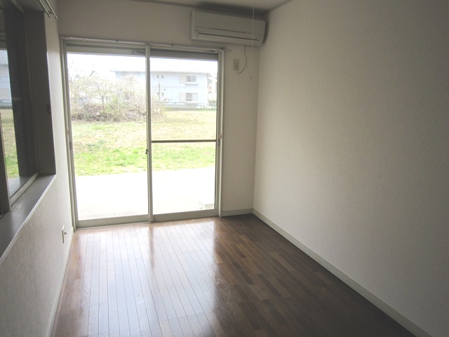 Living and room.  ※ Flooring