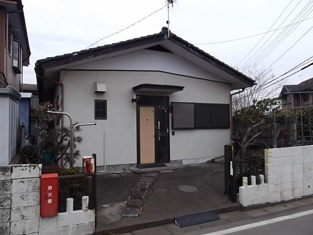 Local appearance photo. One-story house
