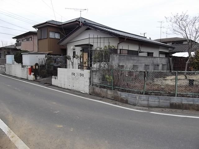 Local photos, including front road. One-story house