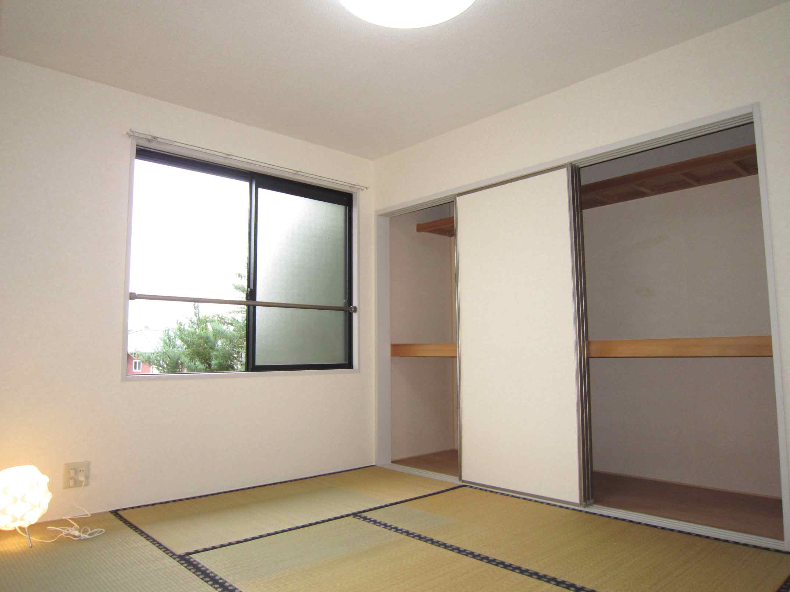 Living and room. Housed plenty of lighting with Japanese-style room