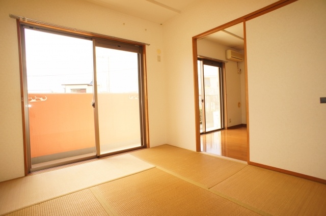 Living and room. Convenient closet with a Japanese-style room