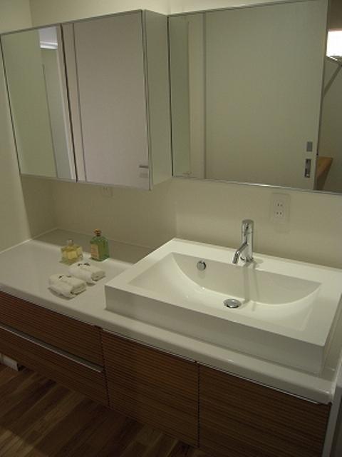 Wash basin, toilet. Indoor (January 2013) designer vanity shooting wide 160cm. There are also vanity for the private on the second floor. 
