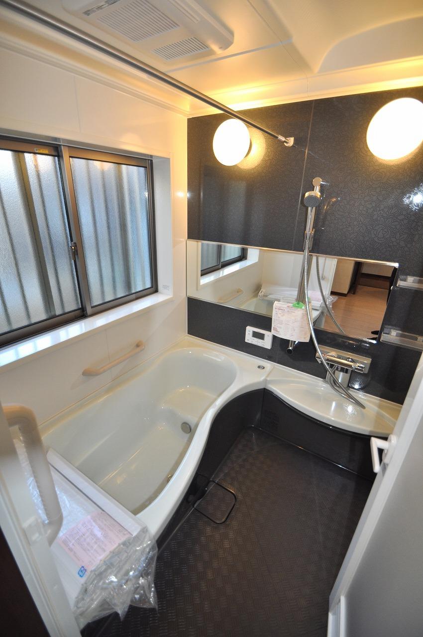 Bathroom. D Building. The bathroom is also large, bright window with 1 pyeong type. Also it has a bathroom ventilation dryer! 