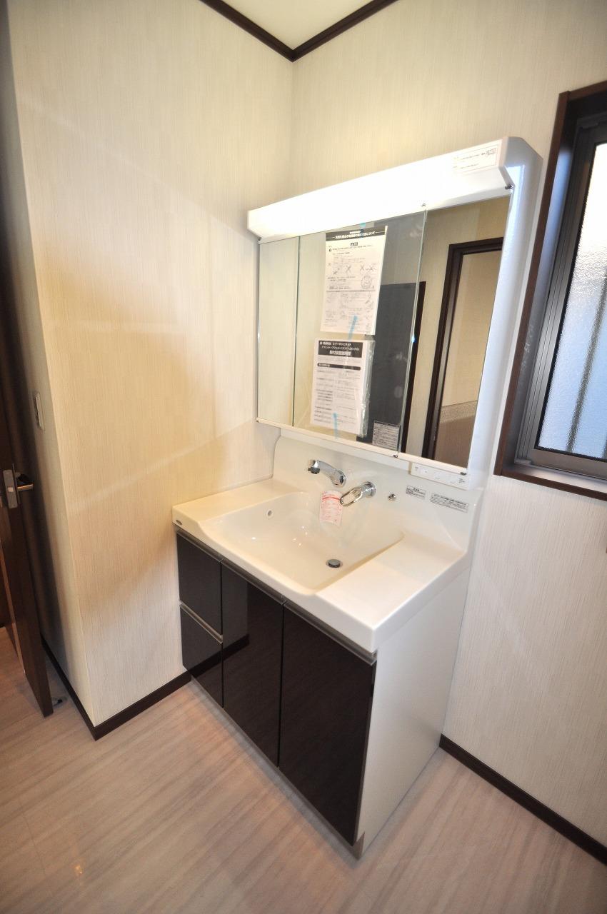 Wash basin, toilet. D Building vanity. It is a three-sided mirror of the shower faucet. 
