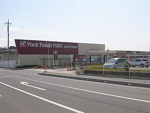 Supermarket. York-Benimaru is Yorktown with 1648m a number of commercial facilities for up to Yuki YontsuKyo shop. Here it is aligned the various things. 