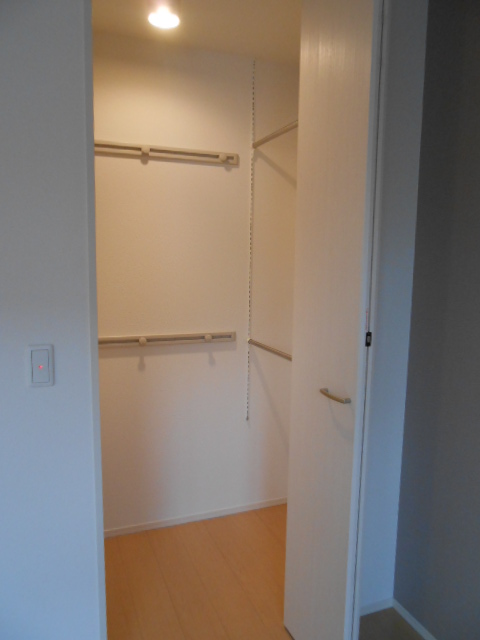 Receipt. Walk-in closet (wide ~ There! ! )