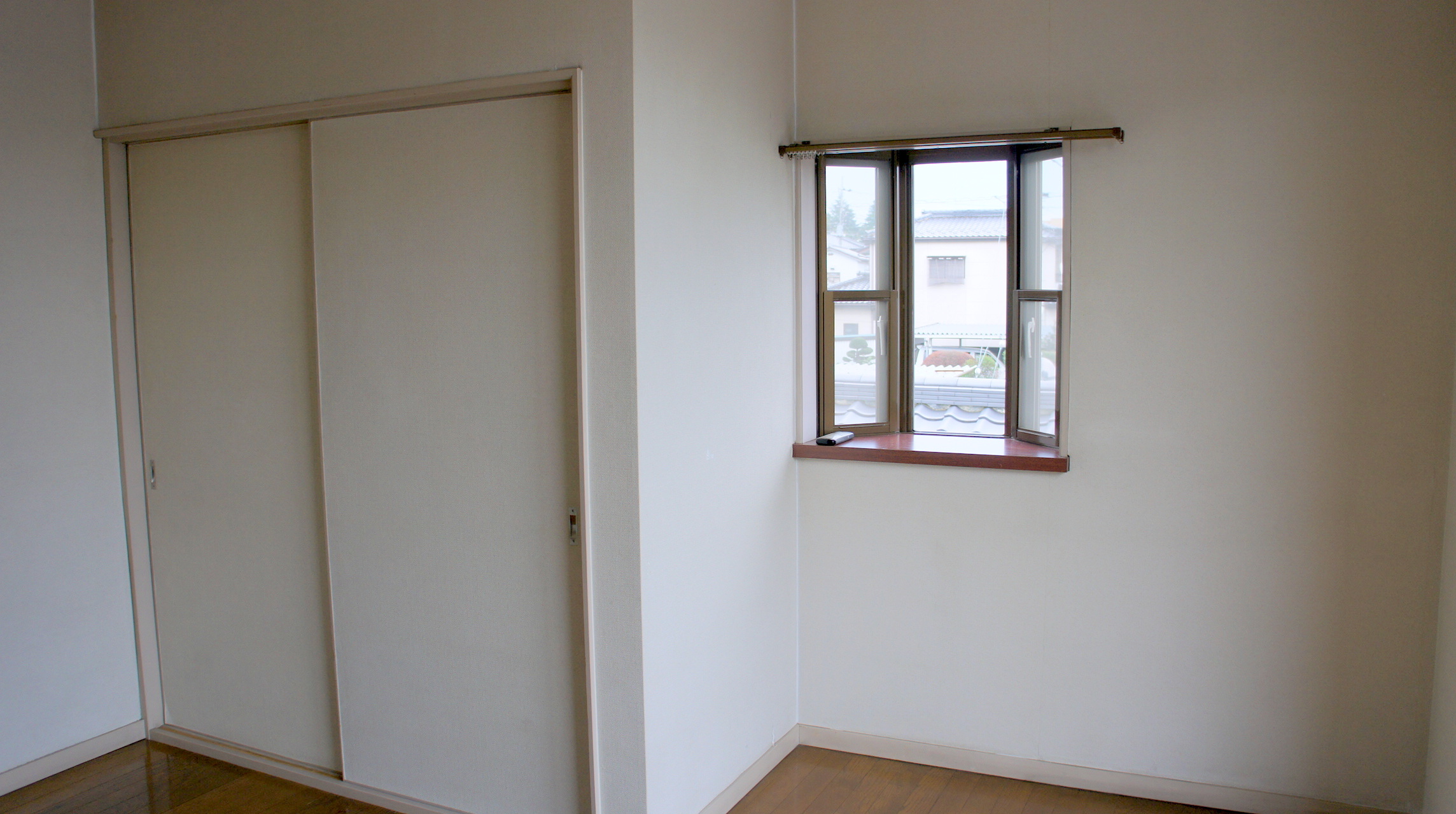 Other room space. Corner room bay window