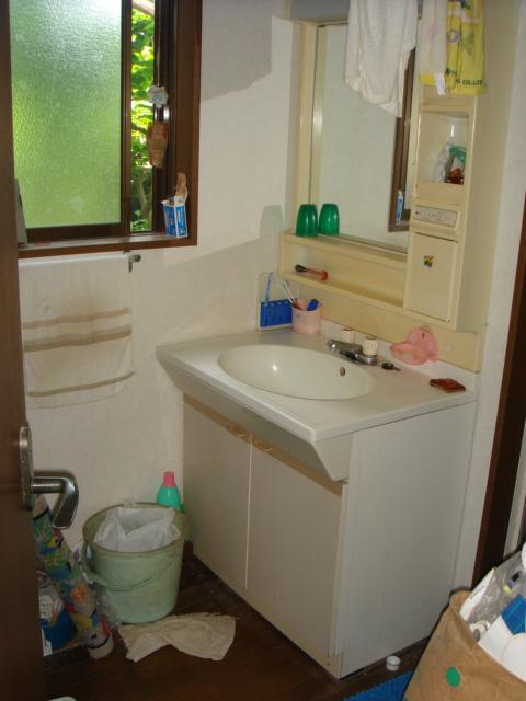 Wash basin, toilet. Indoor (08 May 2013) Shooting