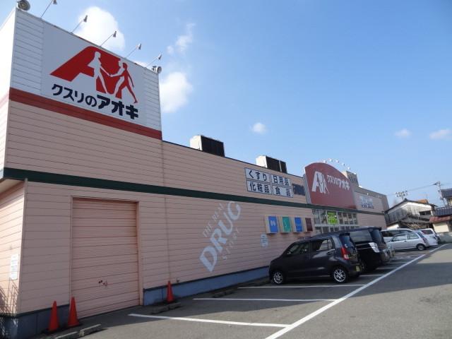 Local photos, including front road. Kusurinoaokico