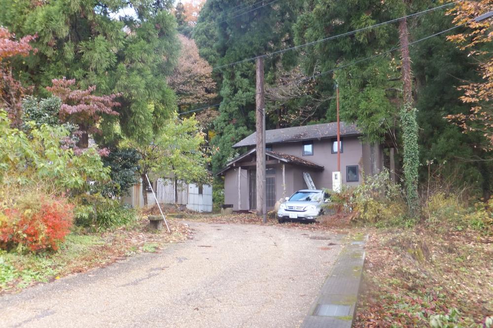 Local photos, including front road. Large cedar forest background, Exterior wall siding ・ Already roof steel Itabuki renovation