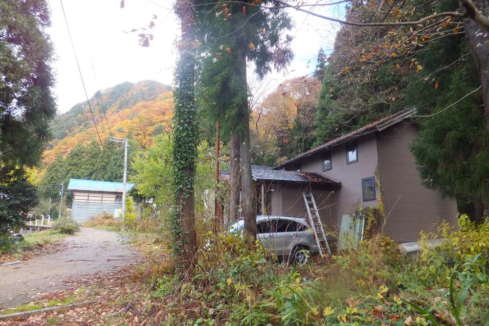 Local appearance photo. North direction from south, Right is local, Shine autumn leaves look in the back Unryusan