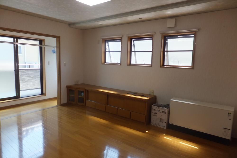 Living. Second floor living room: furniture ・ With thermal storage heaters, Sun Room in the back ・ balcony