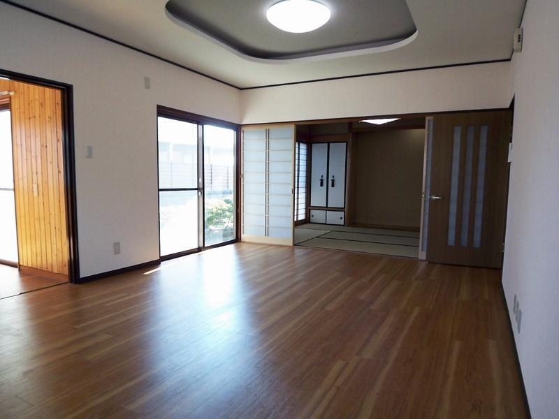 Living. Indoor (11 May 2013) Shooting It is another angle of living. Further feeling of freedom have become a Japanese-style room and Tsuzukiai has increased