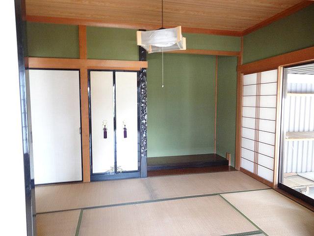 Non-living room. Is a Japanese-style room. More beautiful tatami mat replacement! 