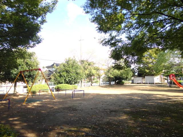 Other local. There is a park. It is also good breath in the shade of a tree. 