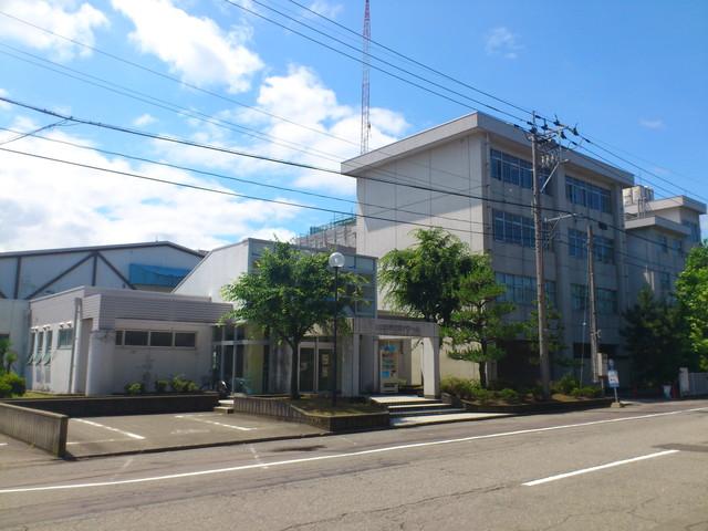 Local photos, including front road. Mikawa indoor pool