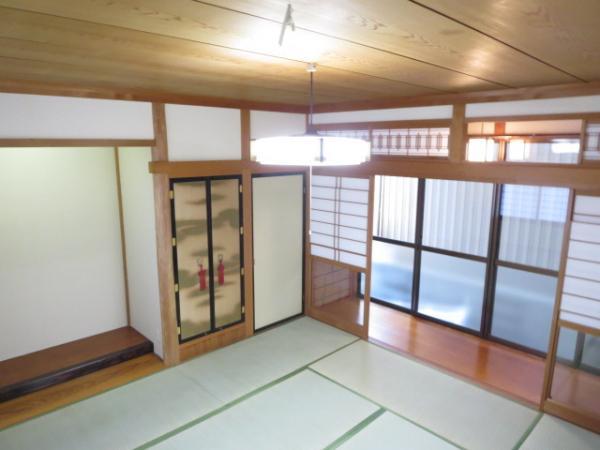 Non-living room. First floor Japanese-style room 8 quires ・ Buddhist altar, There alcove.  Next door is also Tsuzukiai 8 quires of Japanese-style room