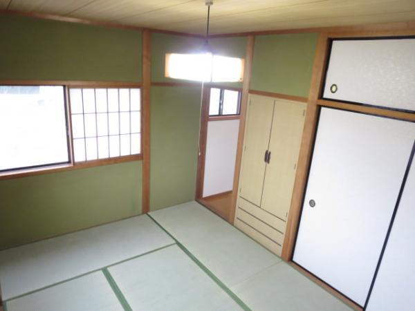 Non-living room. Second floor Japanese-style room 6 quires ・ It is also convenient with chest of drawers