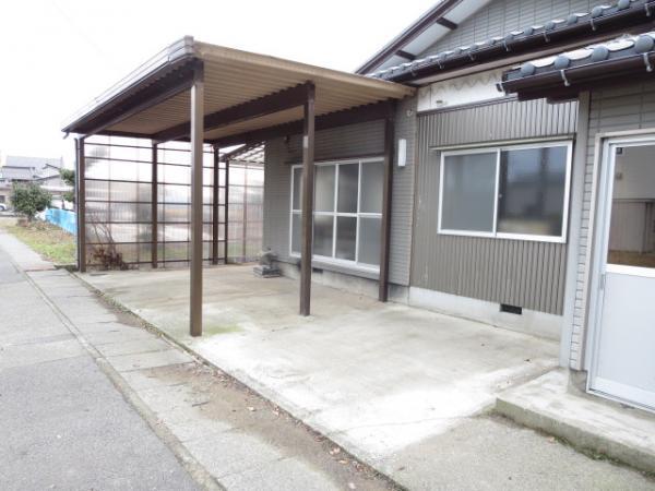 Parking lot. Two in carport, 3 cars can park in one in front