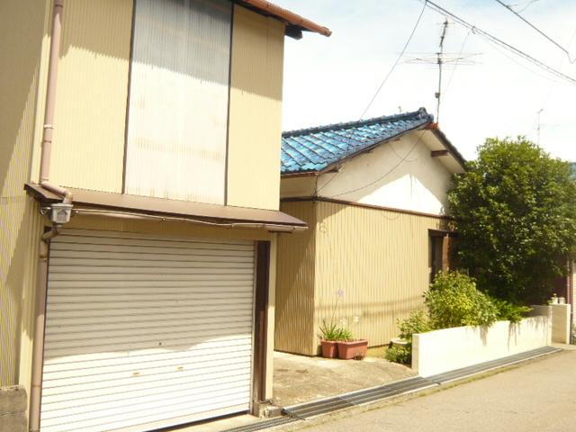 Same specifications photos (appearance). With garage. There is also next to carport.