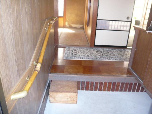 Entrance. It is with a handrail.