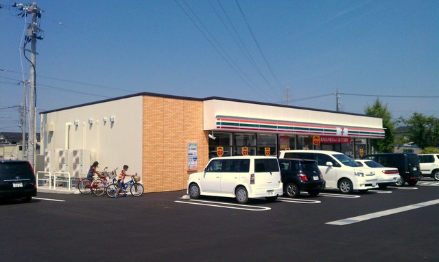 Convenience store. Seven-Eleven NakaNaru 2-chome (convenience store) to 400m